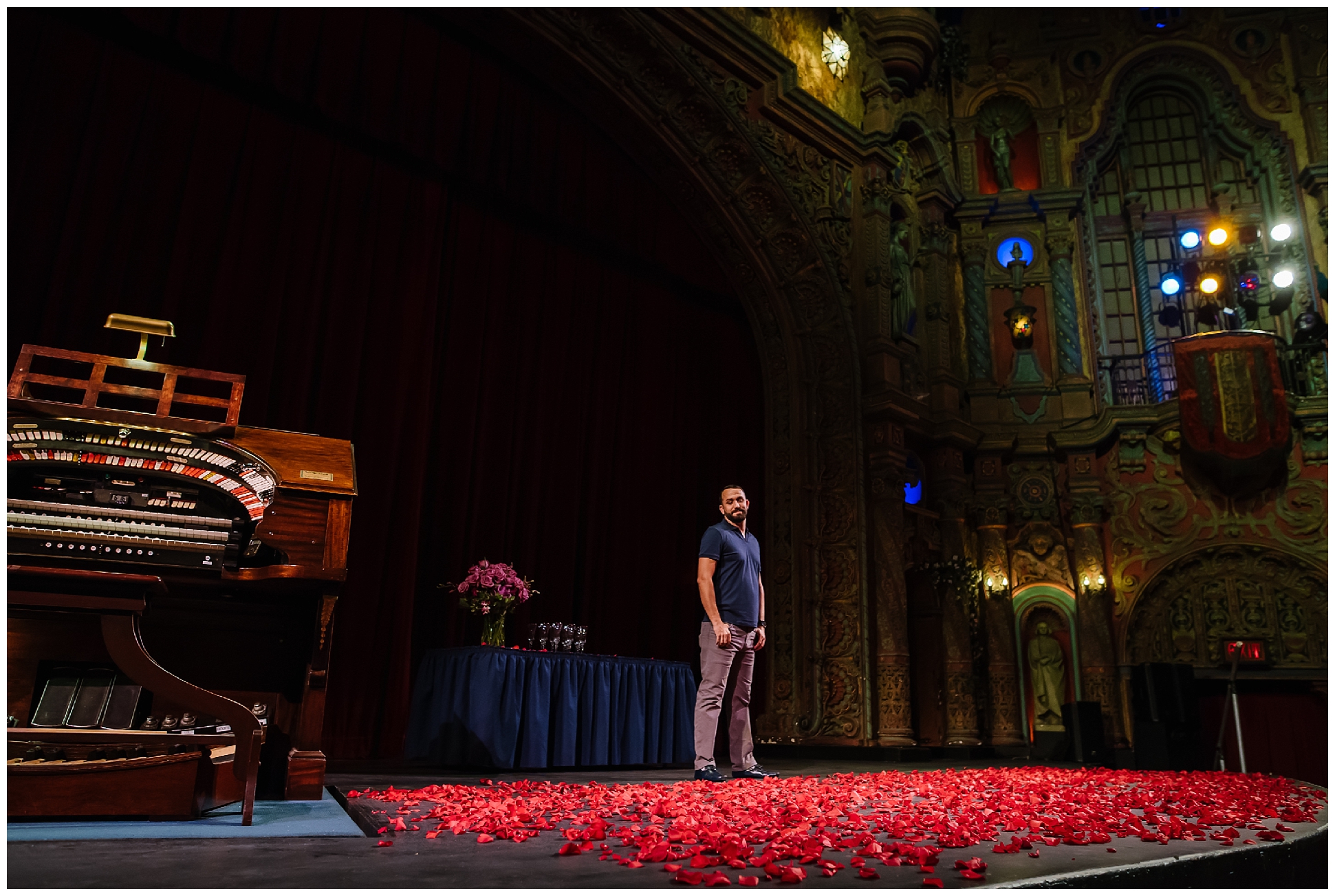 tampa-theater-romantic-surprise-proposal-red-roses-photographer_0004.jpg